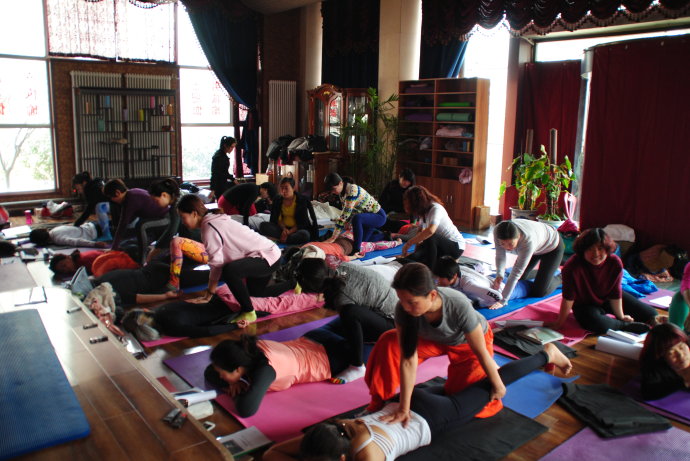 瑜伽师培训帮助新学员活动筋骨